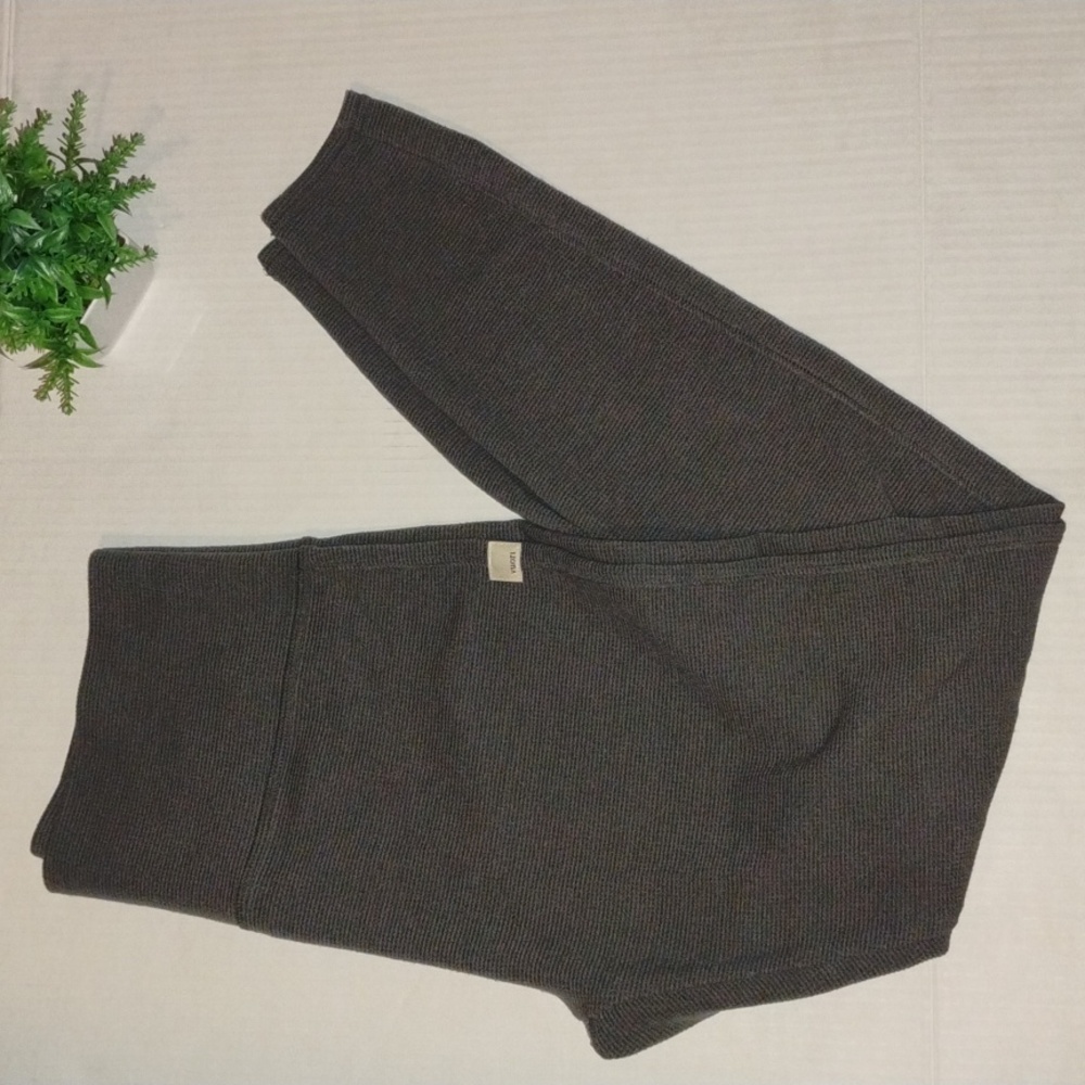 Vuori Bayview Thermal Leggings. Womens size Large. Shale in color.